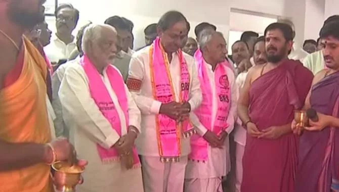 బీఆర్ఎస్ పార్టీ కార్యాలయాన్ని ప్రారంభించిన సీఎం కేసీఆర్