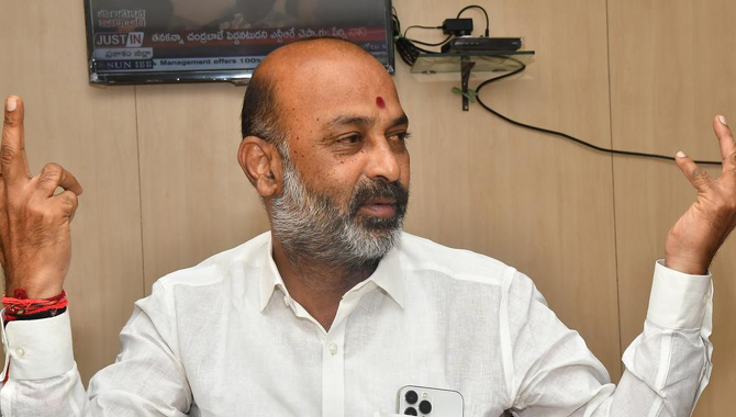 కాంగ్రెస్ అభ్యర్థులను డిసైడ్ చేసింది కేసీఆరే: బండి సంజయ్