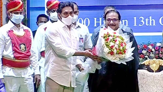 జస్టిస్ ప్రశాంత్ కుమార్ మిశ్రాను ఘనంగా సత్కరించిన ఏపీ ప్రభుత్వం