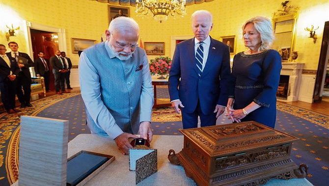 జో బైడెన్ దంపతులకు అరుదైన కానుకలిచ్చిన ప్రధాని మోదీ