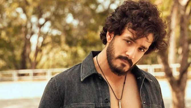 సీనియ‌ర్ల జోలికి వెళ్ల‌కూడ‌ద‌నుకుంటున్న అఖిల్