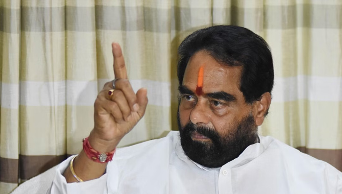 ఓట్లు అడగాడిని వెళ్తే జనం తంతారు.. అధికారులపై స్పీకర్ తమ్మినేని సీరియస్