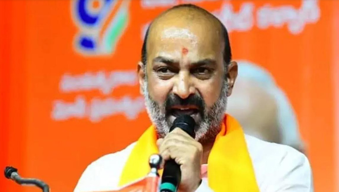 హుటాహుటిన ఢిల్లీకి బండి సంజయ్..! ఏంటి సంగతి..?