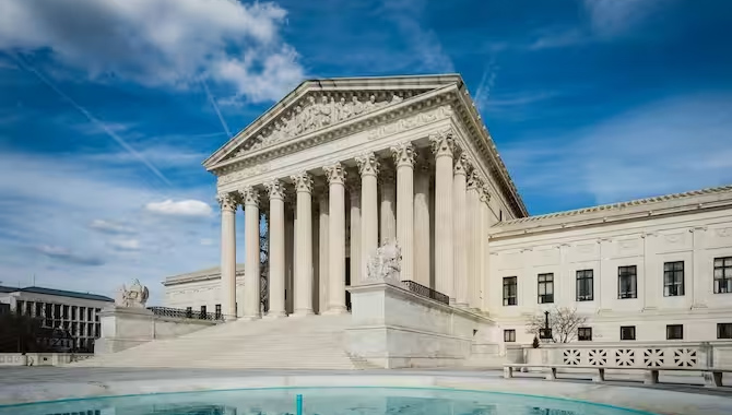 జాతి ఆధారంగా అడ్మిషన్లు చెల్లవు.. భారతీయ విద్యార్థులకు ఊరట