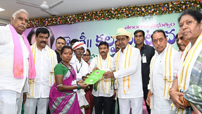 పోడు పట్టాల పంపిణీ ప్రారంభించిన సీఎం కేసీఆర్