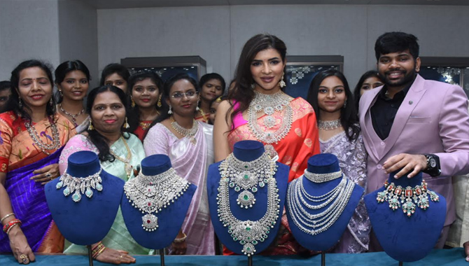 Actress Lakshmi Manchu Launch Visista Gold and Diamonds Jewellery Store  