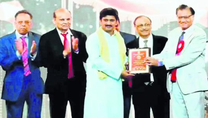 నాటా సాహితీ పురస్కారం అందుకున్న డా.అప్పిరెడ్డి హరినాథరెడ్డి