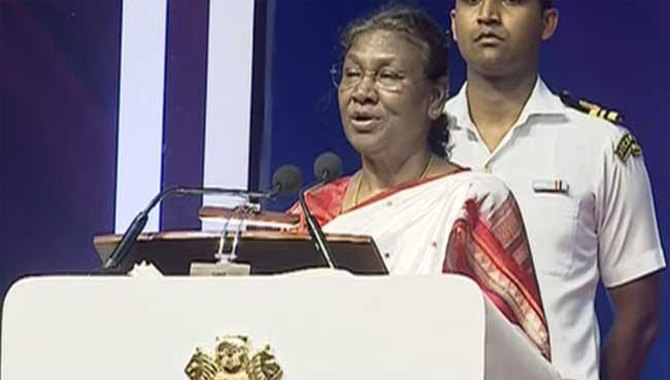 మహనీయుల చరిత్రను భవిష్యత్ తరాలకు అందించాలి : రాష్ట్రపతి