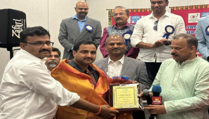 నాటా కన్వెన్షన్‌లో సాక్షి ప్రతినిధిని సత్కరించిన శంకర నేత్రాలయ బృందం