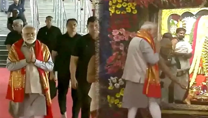 భద్రకాళి ఆలయంలో ప్రధాని మోదీ పూజలు