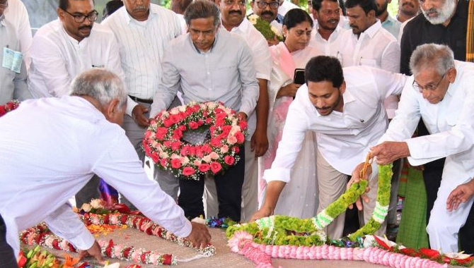 వైఎస్ఆర్ కు సీఎం జగన్ నివాళులు