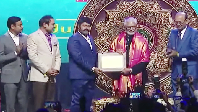 తానా వేదికపై ఎన్టీఆర్ అవార్డు అందుకున్న మురళీ మోహన్