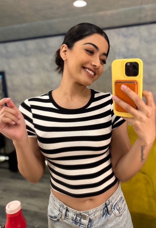 మిర్రర్ సెల్ఫీలో రష్మిక నడుము అందాలు మిర్రర్ సెల్ఫీలో రష్మిక నడుము అందాలు