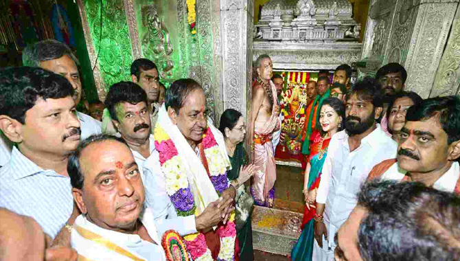 ఉజ్జయిని మహంకాళికి పట్టువస్త్రాలు సమర్పించిన సీఎం కేసీఆర్