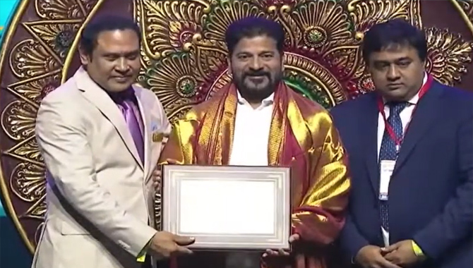 తానా వేదికపై టీపీసీసీ చీఫ్ రేవంత్ రెడ్డికి ఘనసత్కారం