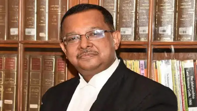 హైకోర్టు ప్రధాన న్యాయమూర్తి ఉజ్జల్ భూయాన్ కు ఘనంగా వీడ్కోలు హైకోర్టు ప్రధాన న్యాయమూర్తి ఉజ్జల్ భూయాన్ కు ఘనంగా వీడ్కోలు