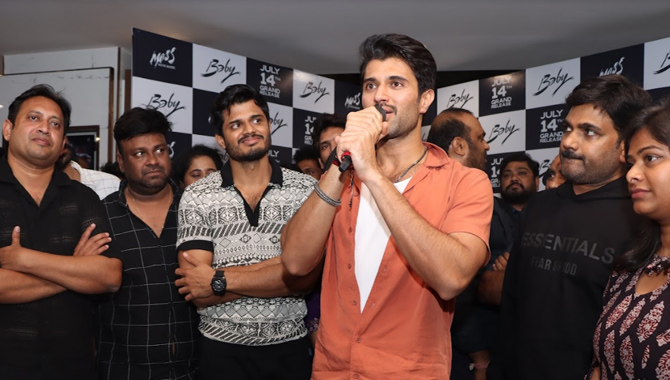 సినిమా మీద ప్రేమ చూపిస్తున్న ఆడియెన్స్‌కు థాంక్స్.. ‘బేబీ’ ప్రీమియర్ షోలో విజయ్ దేవరకొండ