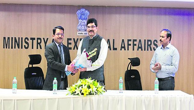 పాస్ పోర్టు కార్యాలయాన్ని సందర్శించిన కాన్సుల్ జనరల్ ఆఫ్ ఇండియా