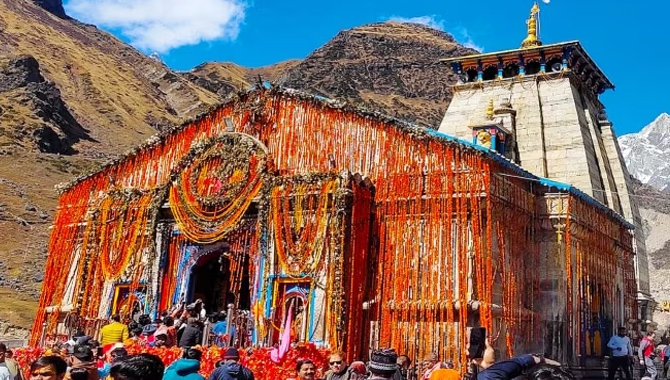 బద్రినాథ్- కేదార్‌నాథ్‌ ఆలయ కమిటీ కీలక నిర్ణయంపై.. ఇకపై ఆలయంలో