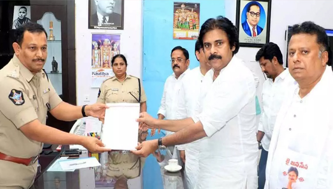 శ్రీకాళహస్తి సీఐపై ఎస్పీకి పవన్ ఫిర్యాదు