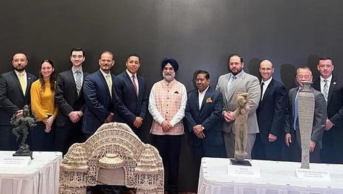 ప్రాచీన కళాఖండాలను భారత్ కు అప్పగించిన అమెరికా ప్రాచీన కళాఖండాలను భారత్ కు అప్పగించిన అమెరికా