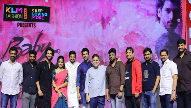 హానెస్ట్ గా అటెంప్ట్ చేసారు కాబట్టే ప్రేక్షకులు ఇంత పెద్ద విజయం అందించారు … విజయ్ దేవరకొండ