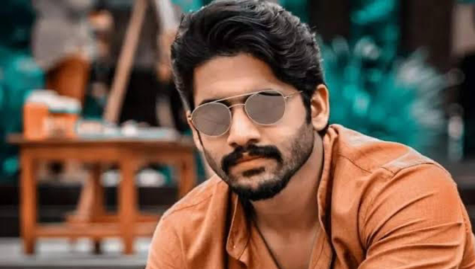 రెండు ప‌డ‌వ‌ల ప్ర‌యాణం చేయ‌నున్న చైతూ