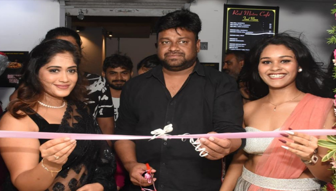 బేబీ మూవీ డైరెక్టర్ సాయి రాజేష్ అమీర్ పెట్ లో అవాన్య నెయిల్ అకాడమీ ప్రారంభించారు