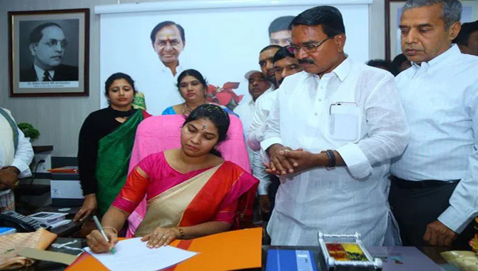 రాష్ట్ర గిడ్డంగుల సంస్థ చైర్పర్సన్ గా రజనీ సాయిచంద్ బాధ్యతల స్వీకరణ