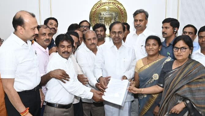 వీఆర్‌ఏలకు సీఎం కేసీఆర్ గుడ్‌న్యూస్! ప్రభుత్వ ఉద్యోగులుగా గుర్తింపు, జీవో విడుదల