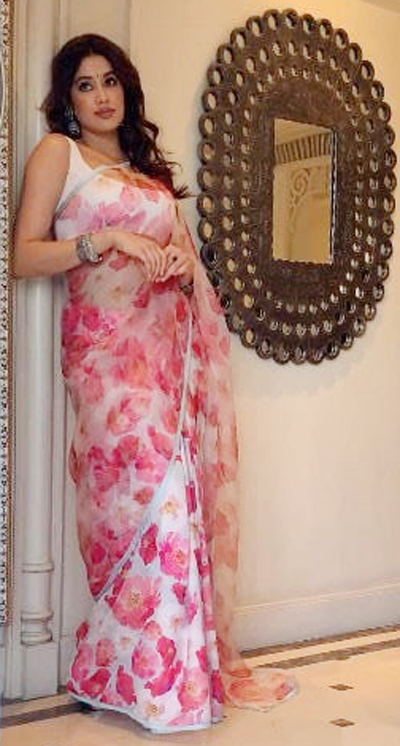 చీరకట్టులో కనువిందు చేస్తున్న జాన్వీ చీరకట్టులో కనువిందు చేస్తున్న జాన్వీ