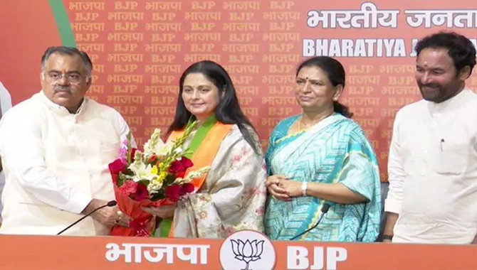 బీజేపీలో చేరిన సినీనటి జయసుధ