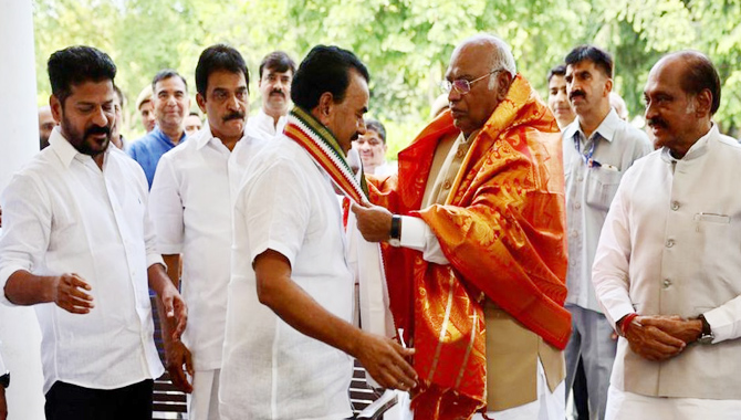 కాంగ్రెస్ లో చేరిన మాజీ మంత్రి జూపల్లి