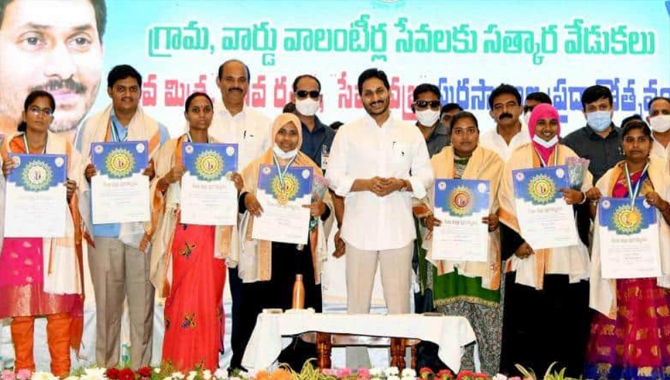 వాలంటీర్లకు జగన్ బంపరాఫర్ ఇవ్వబోతున్నారా..?