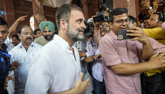 లోక్ సభలో అడుగుపెట్టిన రాహుల్ గాంధీ