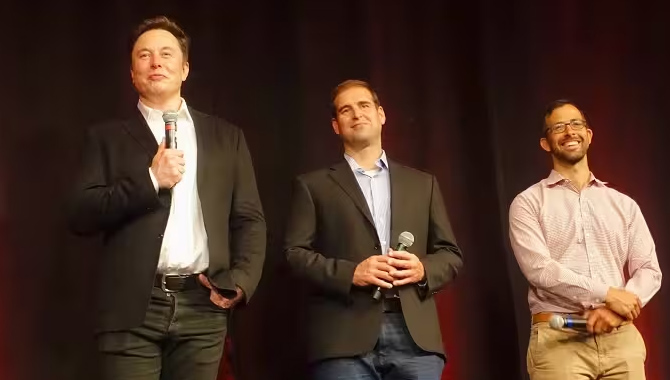 టెస్లా సీఎఫ్ఓగా భారత సంతతి వ్యక్తి టెస్లా సీఎఫ్ఓగా భారత సంతతి వ్యక్తి