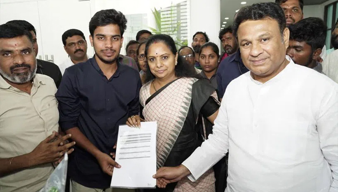 రితీష్ అమెరికా చదువులకు.. ఎమ్మెల్సీ కవిత ఆర్థిక సాయం