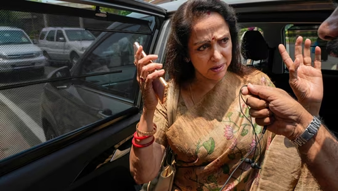 నాకు తెలియదు.. నేను అది చూడలేదు : హేమమాలిని