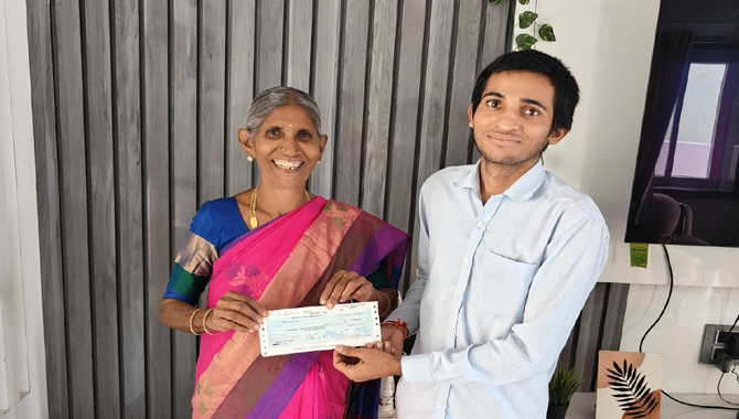 నిరుపేద గిరిజన విద్యార్థికి.. ఎన్నారై శ్రీనివాస్ ఆర్థిక సహాయం