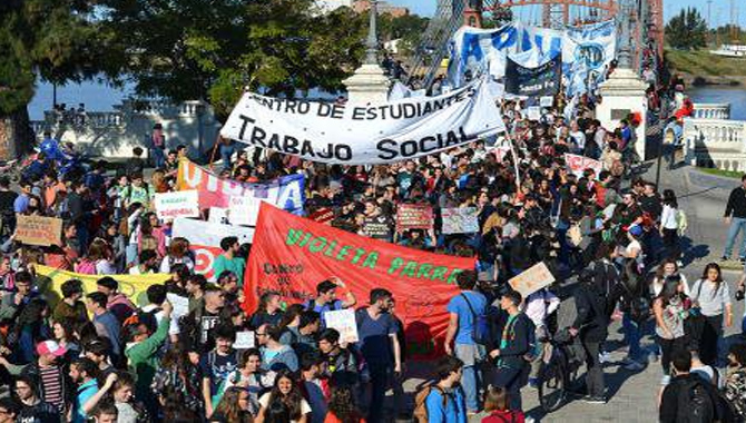 అర్జెంటీనాలో వెల్లువెత్తిన నిరసనలు