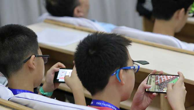 చైనాలో పిల్లలకు రోజుకు 2 గంటలే మొబైల్ చైనాలో పిల్లలకు రోజుకు 2 గంటలే మొబైల్