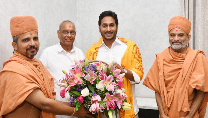 సీఎం జగన్ తో స్వామినారాయణ్ గురుకుల్ ట్రస్ట్ సభ్యుల భేటీ