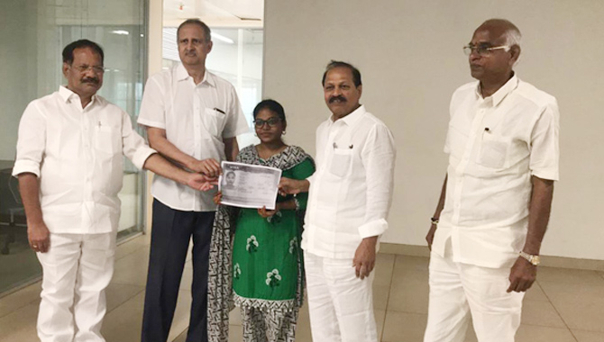 అమెరికా వెళ్తున్న పేద విద్యార్థినికి టీడీపీ సాయం