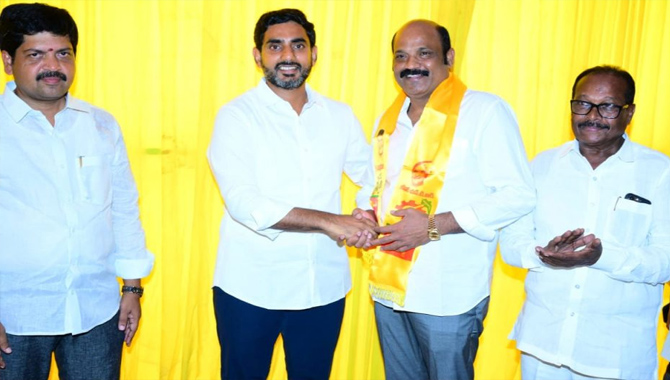 టీడీపీలో చేరిన యార్లగడ్డ వెంకట్రావు