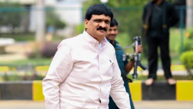 తెలంగాణలో సంచలనం సృష్టిస్తున్న మైనంపల్లి వ్యవహారం!