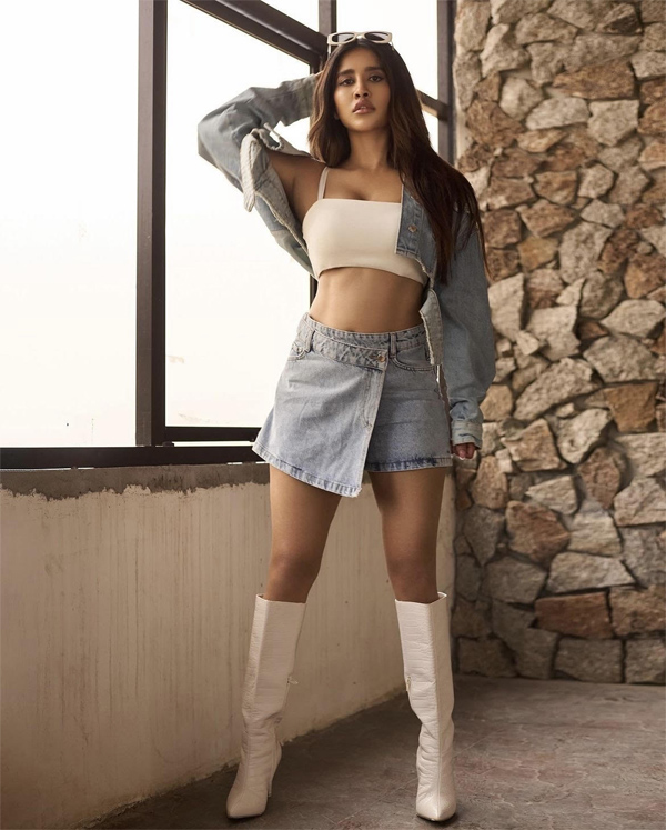 ఇస్మార్ట్ బ్యూటీ హాట్ ట్రీట్