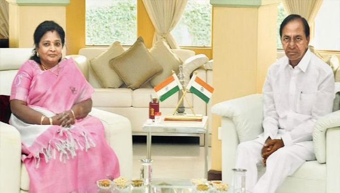 గవర్నర్ తమిళిసైతో సీఎం కేసీఆర్ భేటీ