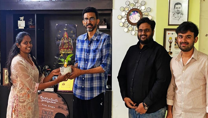Sekhar Kammula launched the first song “Badhulenti Prasnena” from the movie “Konchem Hatke”  !!!