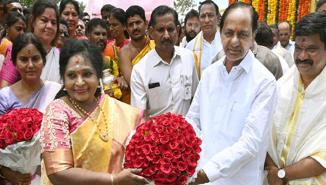 తెలంగాణ సచివాలయంలో గవర్నర్, సీఎం