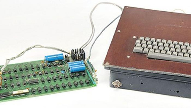 యాపిల్ కంప్యూటర్.. వేలంలో రూ.1.84 కోట్లు యాపిల్ కంప్యూటర్.. వేలంలో రూ.1.84 కోట్లు